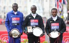 FILE: Kenya's Eliud Kipchoge (C) poses with second-placed Kenya's Stanley Biwott (L) and third-placed Kenya's Kenenisa Bekele (R) during the winners presentation for the 2016 London Marathon. Picture: AFP.