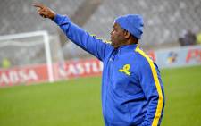 FILE: Sundowns coach Pitso Mosimane points out instructions to his players during a match on 13 August 2014. Picture: EWN