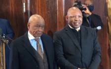 Outgoing Prime Minister Tom Thabane (L) symbolically handed over to incoming Moeketsi Majoro. Picture: Nthakoana Ngatane/EWN.
