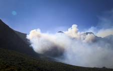 Smoke billows over the mountains after wild fires which broke out spreads to Chapman’s Peak on 2 March 2015. Picture: Aletta Gardner/EWN.