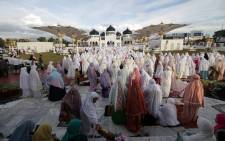 FILE: Indonesian Muslims gather at the Baiturrahman Raya mosque in Banda Aceh to offer Eid al-Fitr prayers on 25 June 2017. Eid al-Fitr festival marks the end of the holy Muslim fasting month of Ramadan during which devotees are required to abstain from food, drink and sex from dawn to dusk. Picture: AFP.