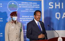 FILE: Somalia’s President Mohamed Abdullahi Mohamed (right), known as Farmajo, speaks during a closing ceremony after reaching an agreement with state leaders over the terms of a new election, at the National Consultative Council on Elections in Mogadishu, Somalia, on 27 May 2021. Picture: Abdirahman Yusuf/AFP