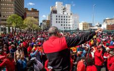 COSATU WC regional secretary Tony Ehrenreich speaks to hundreds of COSATU supporters outside Cape Town's parliament. Picture: Anthony Molyneaux/EWN