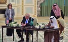 US President Donald Trump (L) and Saudi Arabia's King Salman bin Abdulaziz al-Saud take part in a signing ceremony at the Saudi Royal Court in Riyadh on May 20, 2017. MANDEL NGAN / AFP
