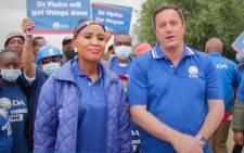 DA leader John Steenhuisen (R) and the party's Johannesburg mayoral candidate Mpho Phalatse (L) in Eldorado Park on 28 October 2021. Picture: @Our_DA/Twitter.