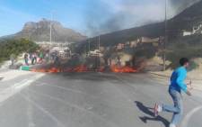 FILE: About 50 protesters placed burning debris and other material in the middle of the road in Hout Bay on 18 August 2017. Picture: City of Cape Town