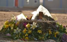 FILE: A cross and flowers placed at the scene where 17-year-old Anene Booysen's body was found in Bredasdorp. Picture: EWN.