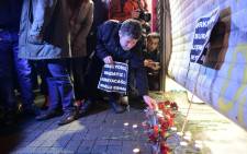 A man lights a candle at the site of a blast on Istiklal Street, a major shopping and tourist district, in central Istanbul on 19 March, 2016. Picture: AFP.