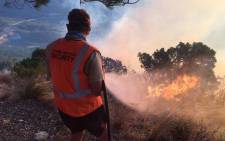 FILE: A firefighter pictured on scene of a fire that broke out near Du Toitskloof Pass on 2 February 2017. Picture: Kevin Brandt/EWN