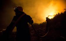 Firefighters battle an inferno that raged along the slopes of Boyes Drive in Muizenberg during the night. Picture: Thomas Holder/EWN