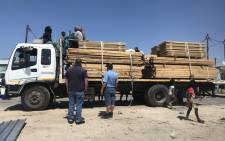 Building material is distributed to Khayelitsha residents on 22 October 2018 following a shack fire in the area. Picture: Monique Mortlock/EWN
