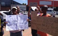 Protesters outside the Benoni Magistrate’s Court on 3 March 2013, where 8 policemen failed to appear in connection with taxi driver Mido Macia’s death. Picture: Govan Whittles/EWN