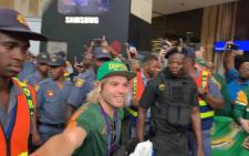 Springbok scrumhalf Faf de Klerk arrived at the OR Tambo International Aiport, along with other teammates, on 5 November 2019 after their victory at the Rugby World Cup. Picture: EWN