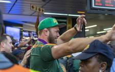 An emotional Duane Vermeulen high fives the crowd as they reach out to get the smallest touch of their rugby superstar.  Picture: Thomas Holder/Eyewitness News.