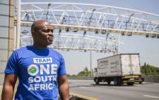 DA's Gauteng premier candidate Solly Msimanga at a toll gantry on the N12. Picture: Abigail Javier/EWN