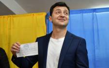 Comedian and presidential candidate Volodymyr Zelensky shows his ballot to the media at a polling station during the second round of Ukraine’s presidential election in Kiev on 21 April 2019. Picture: AFP.