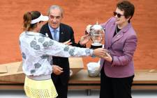 Winner Spain's Garbine Muguruza receives her trophy from former US tennis player Billie Jean King (R), as President of the Federation Francaise de Tennis (FFT) Jean Gachassin looks on at the Roland Garros 2016 French Tennis Open in Paris on 4 June 2016. Picture: Martin Bureau / AFP.