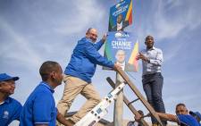 DA leader Mmusi Maimane (R) and Nelson Mandela Bay mayoral candidate Athol Trollip (L) fix a placard to a lamp post in Bethelsdorp, Port Elizabeth, on 24 June 2016. Picture: Aletta Harrison/EWN
