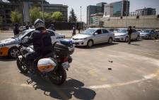 FILE: Police escort Uber taxis, metered and minibus taxis from the Sandton Central area to the impound lot after drivers failed to produce permits on 15 September 2017. Picture: Thomas Holder/EWN