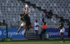 South Africa and New Zealand contest a high ball during their HSBC World Rugby Sevens match at the Cape Town Stadium on 13 December 2019. Picture: @WomenBoks/Twitter