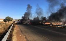The R557 in Ennerdale main entrance has been blocked by protesting residents. Picture: Edwin Ntshidi/EWN
