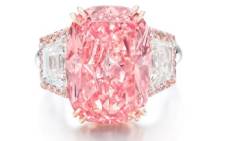 A pink diamond on a pile of white diamonds @ thaisign/123rf.com

