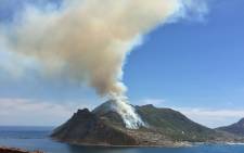 A view of the fire on the slopes of the mountain above Hout Bay. Picture: Twitter/@RobStami.