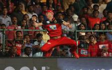AB de Villiers pulls of an amazing catch on 17 May 2018 during an Indian Premier League match. Picture: IPL