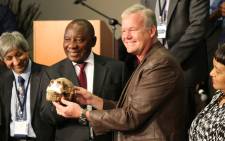 Paleoanthropologist Professor Lee Berger and Deputy President Cyril Ramaphosa  hold a replica of one of the Homo naledi fossils at the Cradle of Humankind, 10 September 2015. Picture: Christa Eyber/EWN.