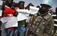 FILE: Displaced people residing in the United Nations Protection of Civilians (PoC) site in Malakal, South Sudan demonstrate against the violence in the camp in front UN police officers and a UN delegation on February 26, 2016. Picture: AFP.