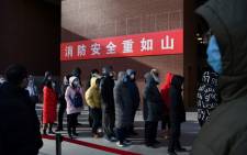 FILE: People line up to be tested for the COVID-19 coronavirus outside a hospital in Beijing, China, on 5 January 2021. Picture: AFP