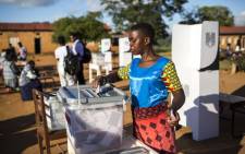 A woman casts her vote at CCAP Primary School polling station during the Malawi Tripartite general elections in Mzuzu, on 21 May 2019. Picture: AFP.