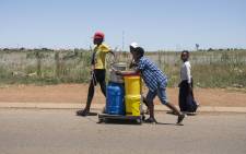 Emfuleni residents queue for water on 8 January 2018 amid water cuts in the municipality, which failed to honour its payment arrangement with Rand Water. Picture: Ihsaan Haffejee/EWN