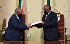 Chair of the state capture commission Raymond Zondo (L) handed over the first part of the report to President Cyril Ramaphosa (R) on 4 January 2022. Picture: GCIS.
