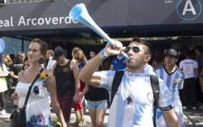 Argentinian soccer fans chant as they make their way to the Maracanã Stadium in Rio de Janeiro, Brazil ahead of Argentina vs Germany 2014 Fifa World Cup final on 13 July 2014. Picture: Christa Eybers/EWN.