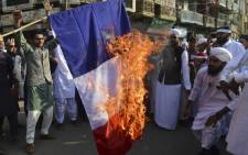 Pakistani Sunni Muslims burn a French flag during a protest in Karachi on 30 October 2020, following French President Emmanuel Macron's comments over the Prophet Muhammad caricatures. Picture: AFP