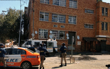 The building where SAPS and JMPD officers are firing rubber bullets at evictees on the top floor in Jeppestown. Picture: Govan Whittles/EWN