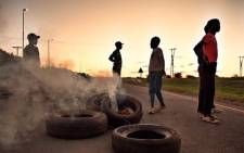 Demonstrators burn tyres in Mahikeng as they demand the removal of Premier Supra Mahumapelo on Thursday 18 April 2018. Picture: Ihsaan Haffejee/EWN