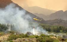 FILE: A helicopter bombs a runaway vegetation fire on the Cape Winelands. Picture: Regan Thaw/Eyewitness News.