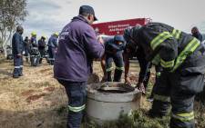 EMS crews at a manhole in Klipspruit West to search for six-year-old Khaya Magadla who fell into a manhole in Soweto. Picture: Abigail Javier/Eyewitness News