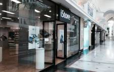 An iStore at the Canal Walk shopping centre was robbed on 8 October. Picture: Twitter. 