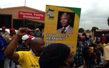 Thousands of people chant outside Nelson Mandela Soweto house in Vilakazi Street to pay tribute to him following his death on 6 December 2013. Picture: Vumani Mkhize/EWN