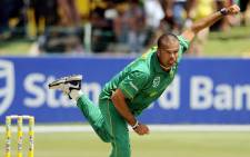 FILE: South African bowler Charl Langeveldt delivers a ball on 17 October 2010 during the second day of the One Day International Cricket match between South Africa and Zimbabwe at the Senwes Park Stadium in Potchefstroom. Picture: AFP