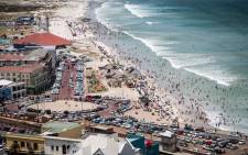 Hundreds of beachgoers enjoy a perfect day on Muizenberg on 2 January 2015. Picture: Aletta Gardner/EWN.
