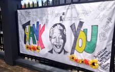 South Africans pay tribute to former president Nelson Mandela on Oxford Road. Picture: Lesego Ngobeni/EWN.