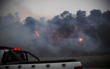 Heavy fires and smoke on and along the N2 as personnel monitor and fight fires along the freeway. Picture: Thomas Holder/EWN.