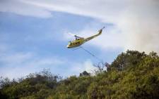 FILE: Fire crews battle flare ups in the Knysna mountains using both helicopters and ground teams. Picture: Thomas Holder/EWN