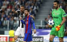Juventus’ defender from Italy Leonardo Bonucci speaks to Barcelona’s Argentinian forward Lionel Messi next to Juventus’ goalkeeper from Italy Gianluigi Buffon during the Uefa Champions League quarter final first leg football match Juventus vs Barcelona, on 11 April, 2017 at the Juventus stadium in Turin. Picture: AFP.