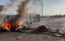 Ennerdale residents burn tyres and block roads in protest on 5 October 2018. Picture: Louise McAuliffe/EWN