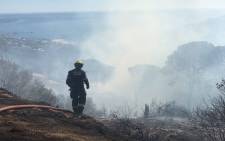 FILE: A firefighter battles to extinguish the fire on Kloof Nek near Camps Bay, Cape Town on 7 February 2019. Picture: Kaylynn Palm/EWN